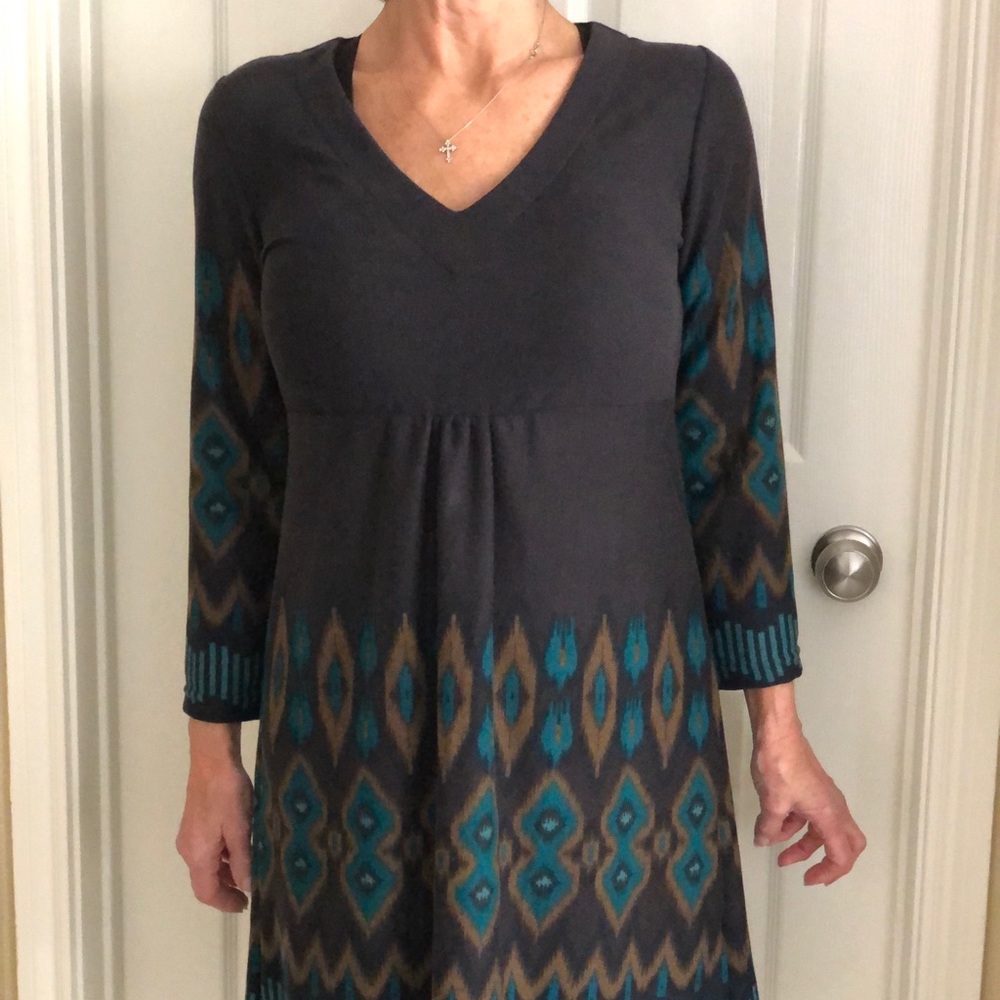 Flattering V-neck, knee length and classic!